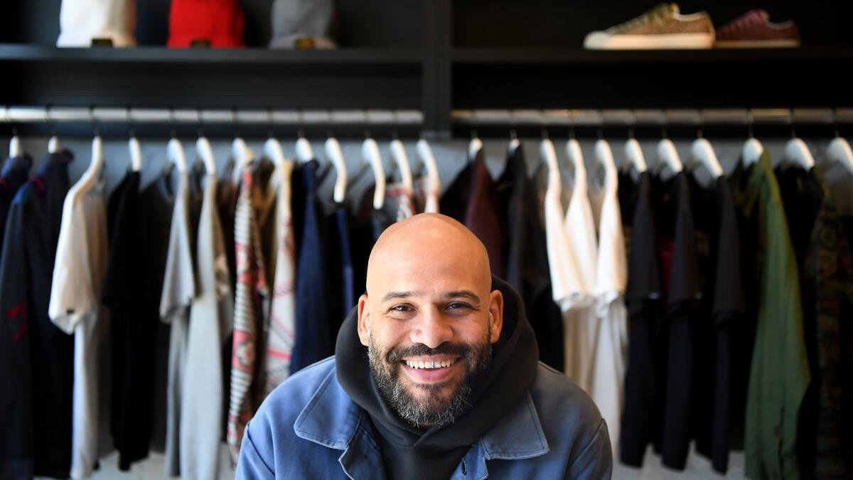 citycast-travel-la-shop-people