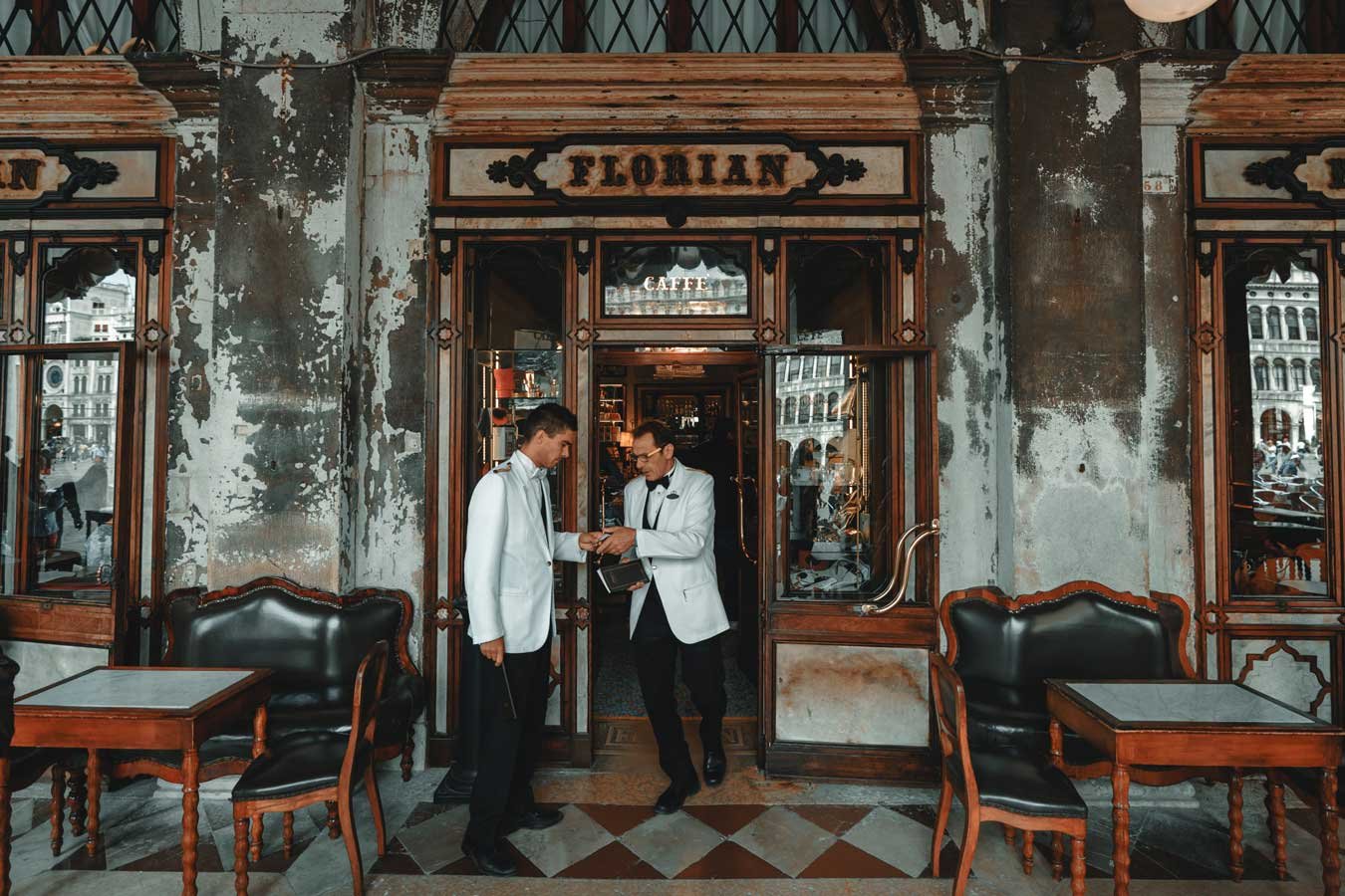 citycast-travel-venice-cafe-people